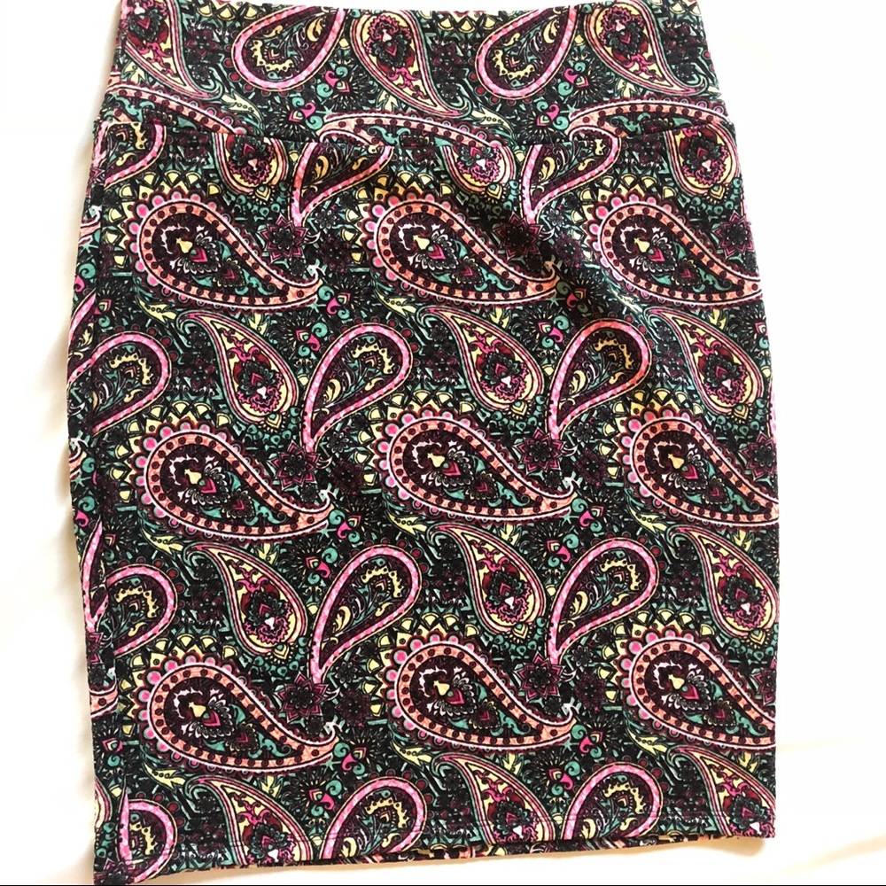 LuLaRoe skirt, sz L. Quilted material, thick band.